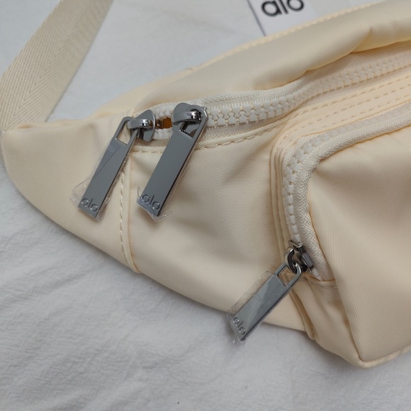 ALO Yoga Explorer Convertible Pack | 3L Nylon Waist Bag - Picture 3 of 6